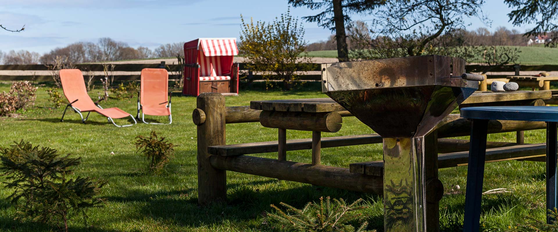 Unser Grundstück bietet<br />
eine Sonnenwiese, Grillmöglichkeiten und viel Platz zum Spielen